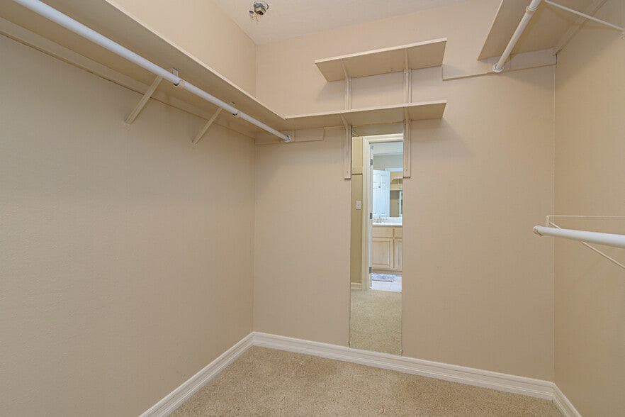 Master Closet - 1880 Fairway Circle Dr