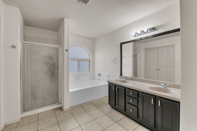 Building Photo - Spacious home on Montrose