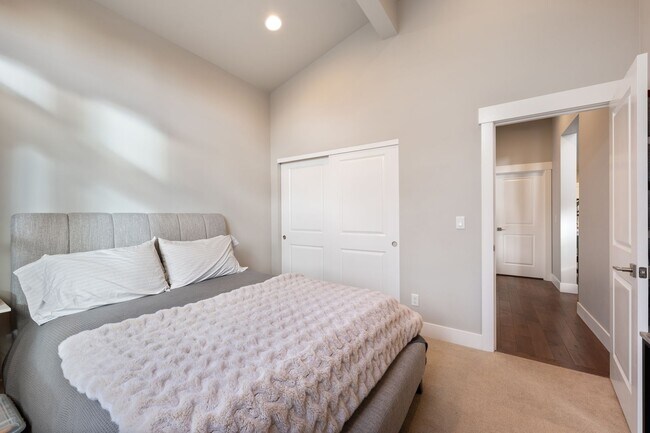 Building Photo - 63374 NW Clearstone Dr