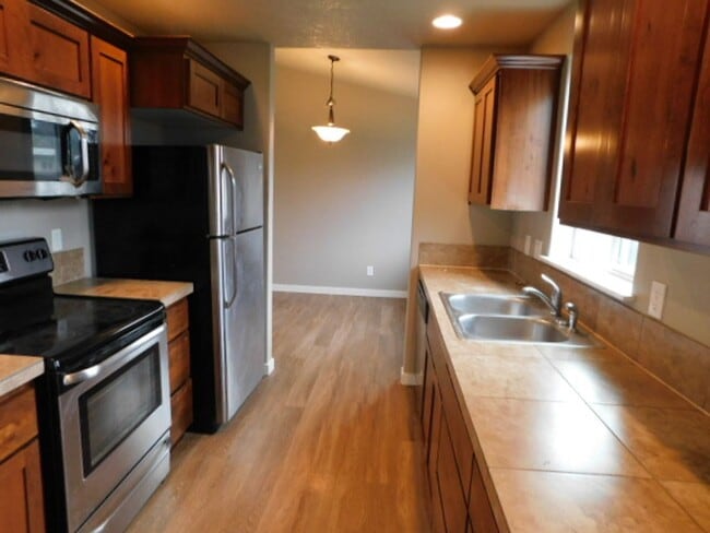 Building Photo - 4Bd/2.5Ba Two Story House - Available to View!
