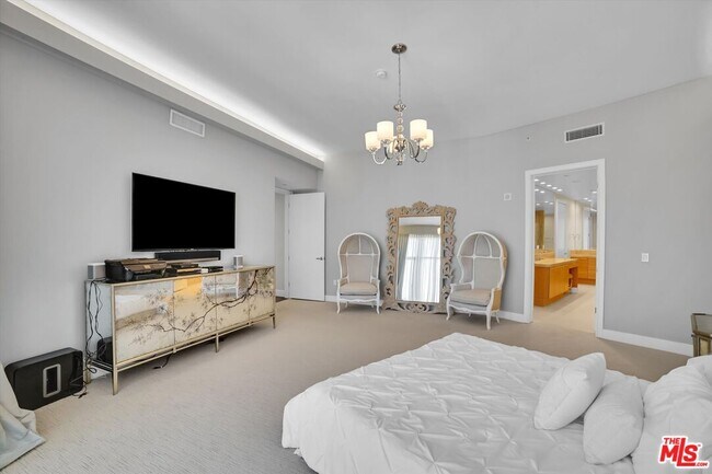 Building Photo - 10776 Wilshire Blvd