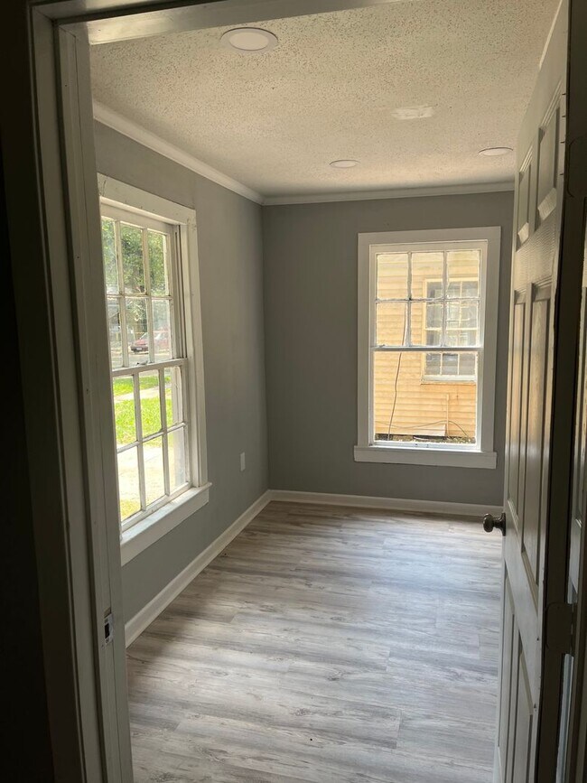 Building Photo - 1/2 Off First Month's Rent With Approved Application