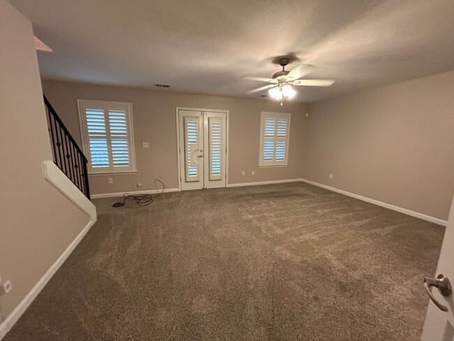 Building Photo - Large 3 bd 2.5 bath with all new paint! Fe...