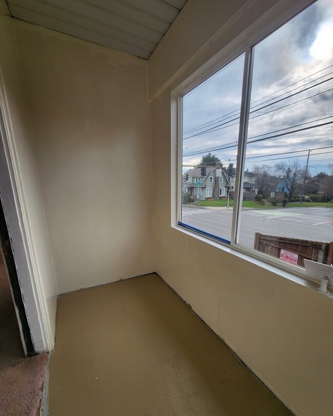 Building Photo - 304 NE 50th St