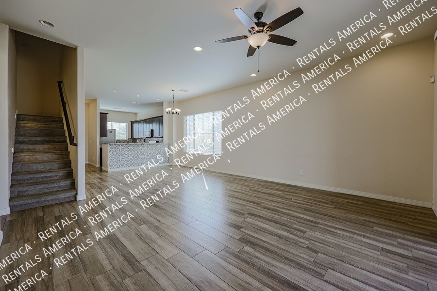 Building Photo - 2322 W Sierra Vista Dr