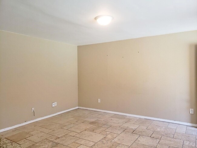 Building Photo - ***1st months rent waived*** One Bedroom U...