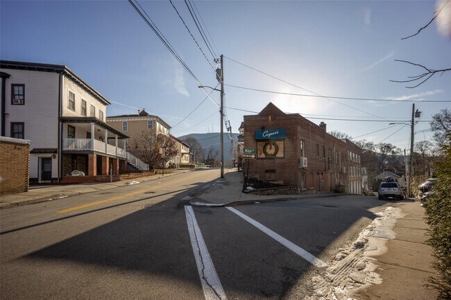 Building Photo - 44 E Main St