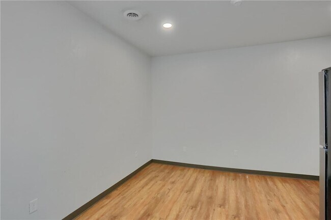 Building Photo - 526 Fallowfield Ave