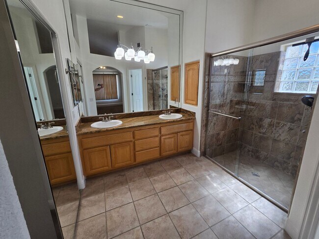 Building Photo - Beautiful, Huge 3 Bedroom in JT!!