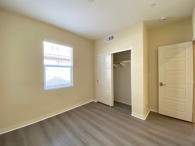 Building Photo - 3bedroom 3 bath home in the Solaire Commun...