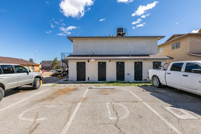 Building Photo - Charming 2-Bedroom Unit in a Well-Maintained 4-Plex!