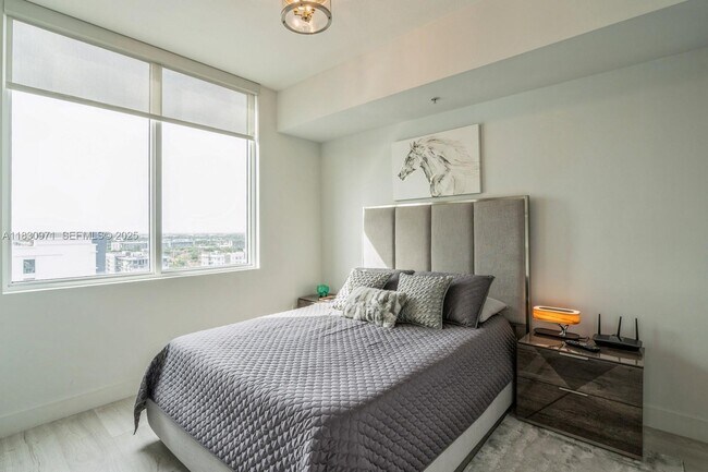 Building Photo - 315 NE 3rd Ave