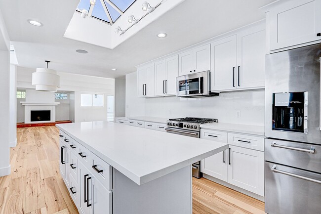 Building Photo - Beautifully Remodeled, 4BR4.5BA Hill Section Home w/ Amazing Panoramic Ocean Views, 3 Decks, Atri...