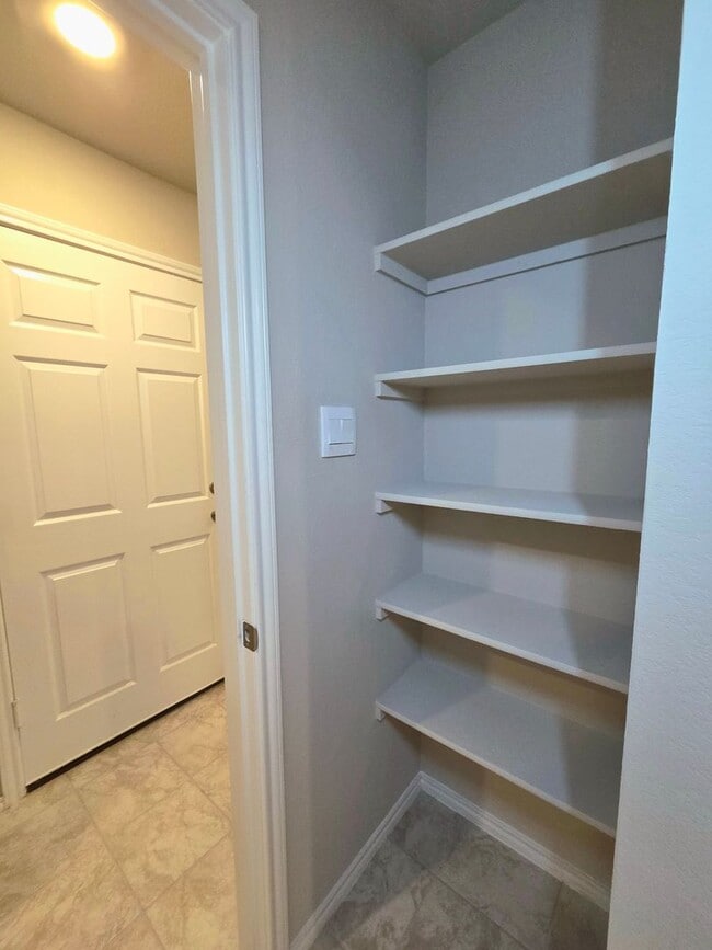 Building Photo - Open Concept 3 Bed 2 Bath