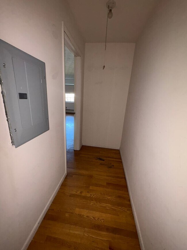 Building Photo - 2 Bedroom 2nd Floor Suburban SD-Parking