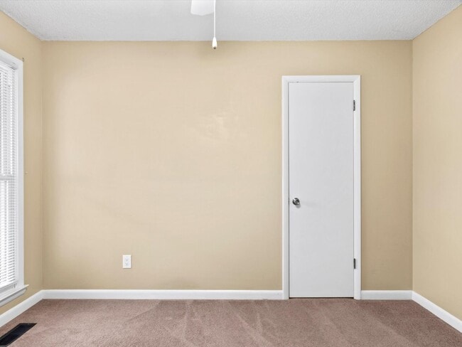 Building Photo - Nice, well-maintained home located on a quiet street in East Limestone.