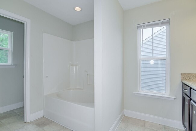 Building Photo - Canterbury Farms 3 Bed 2.5 Bath!