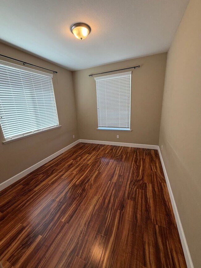 Building Photo - 2487 N Mountainside Dr
