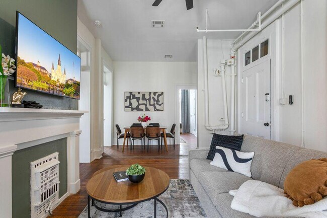 Primary Photo - 715 St Charles Ave