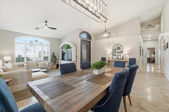 Building Photo - 1909 E Coral Tree Dr