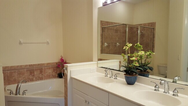 Building Photo - 1825 Bridgepointe Cir