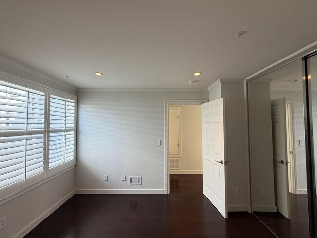 Building Photo - 2050 Divisadero St