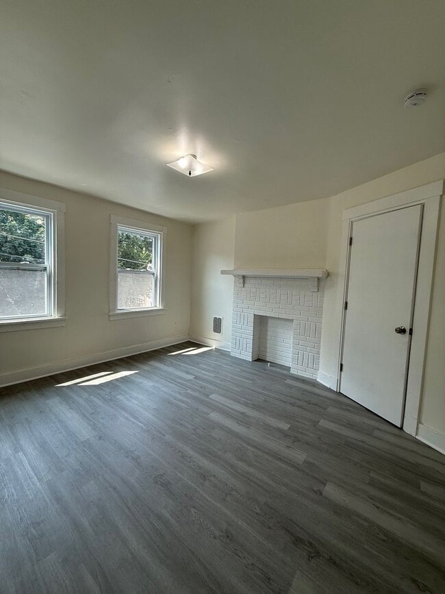 Building Photo - Charming 2-Bedroom Townhome in Lincoln-Lar...