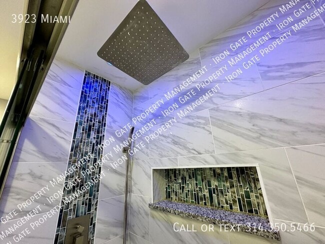 Building Photo - 3923 Miami-