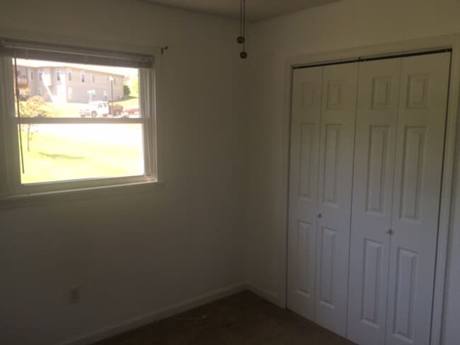Building Photo - 3 Bed 2 Bath Home