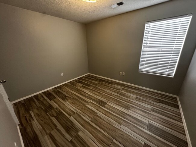 Building Photo - 3 Bedroom 2 Bath Home