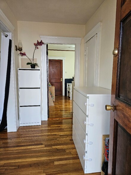 Building Photo - 152 Raymond St