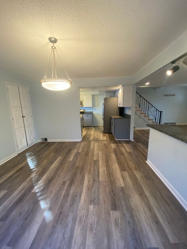 Building Photo - 4 Bedroom/ 2 Bathroom House in Dormont Available 7/1/2026