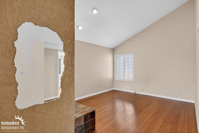 Building Photo - Bright and Modern 1Bdm 1Ba Condo Near Downtown Scottsdale!