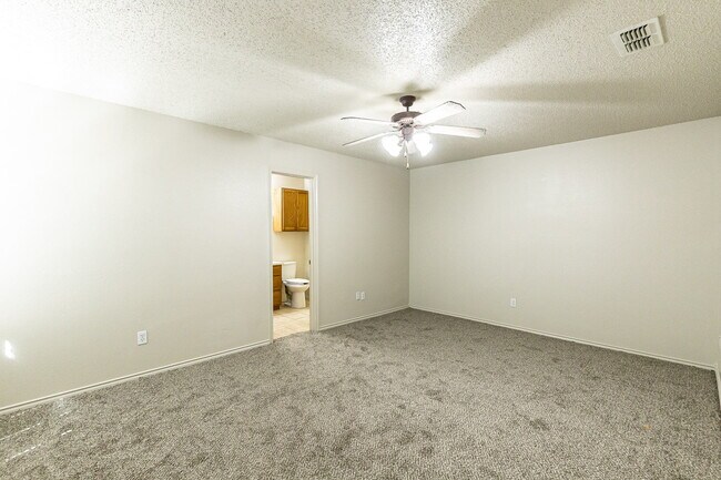 Building Photo - 3 Bedroom Duplex