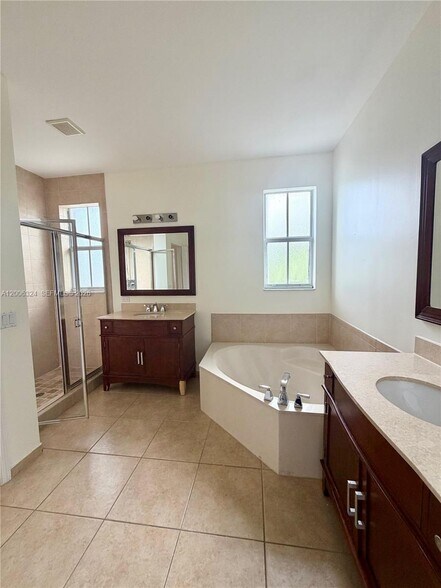 Building Photo - 10747 NW 76th Ln