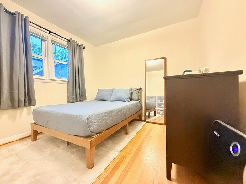 Building Photo - 5323 N Carlin Springs Rd