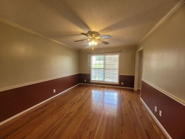 Building Photo - Charming 3-Bedroom Home with Spacious Livi...