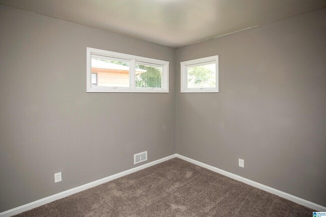 Building Photo - 656 Kenwood Dr