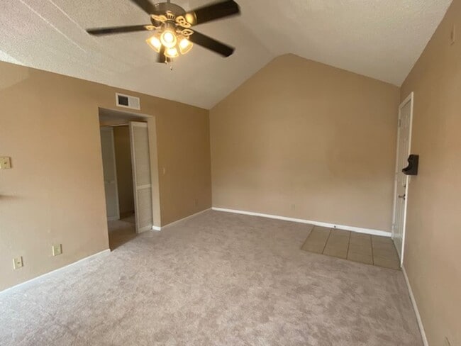 Building Photo - Top Floor 1 Bedroom condo in the gated com...