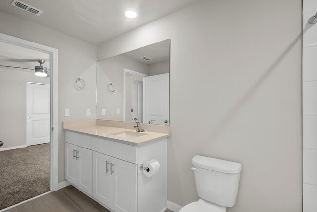 Building Photo - 5622 SE Edgewater Cir