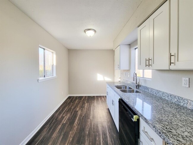 Building Photo - 4119 Holloway Dr