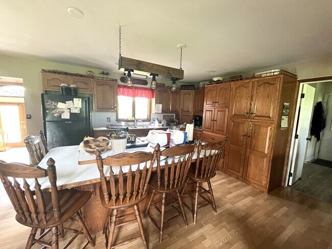 Building Photo - Spacious 4BR/3.5BA Single Family Home on 2...