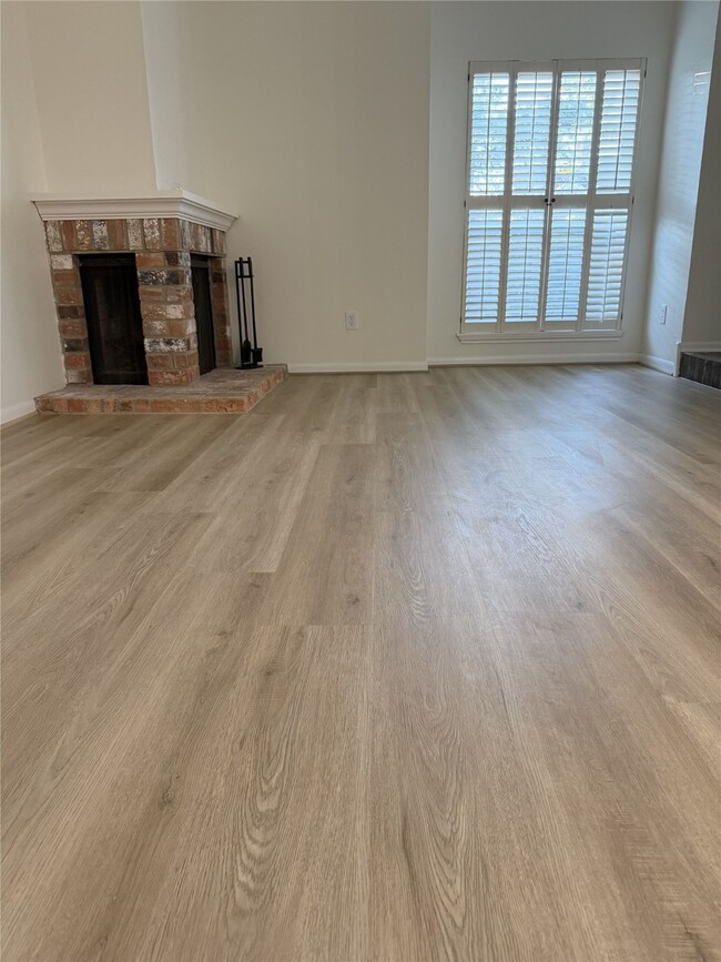 Building Photo - 1025 Fountain View Dr