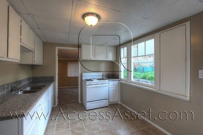 Building Photo - 33243 Gillette St