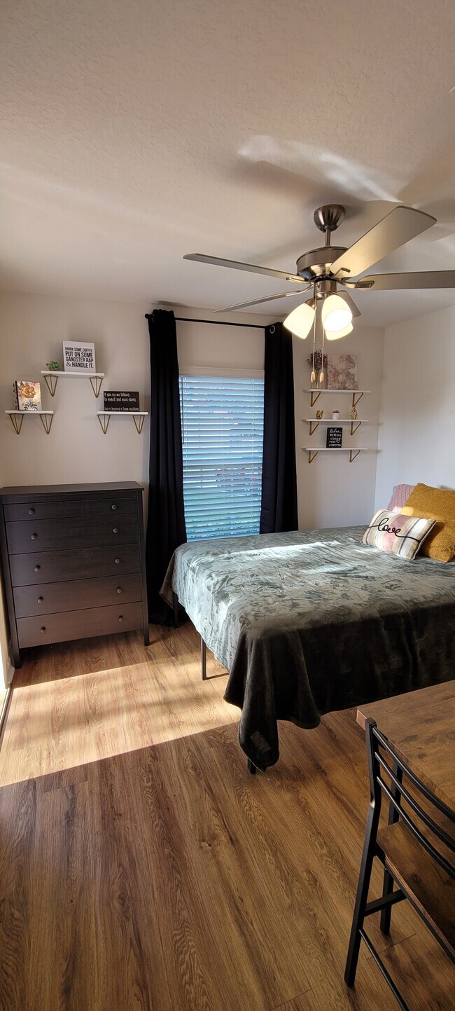 Building Photo - 1609 Deerfield Ave