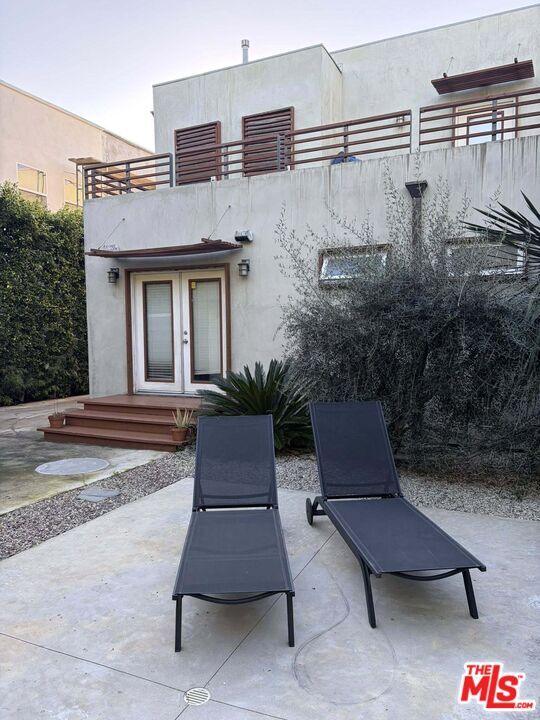 Building Photo - 832 N Las Palmas Ave