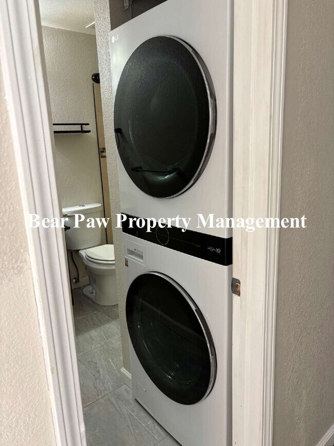 Building Photo - "Charming 2-Bed, 2-Bath Condo!"