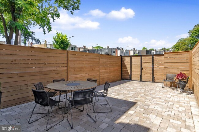 Building Photo - 117 15th St SE