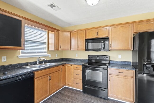 Building Photo - 3 bedroom 2 bath house for rent in abeautiful neighborhood.