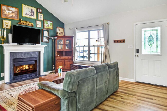 Building Photo - Pet Friendly Three Bedroom!